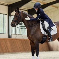 2023 Eskadron Highgloss Peacock Saddle Cloth & Round Bridle Number Holder Bundle PSNH23 - White -Equestrian Sports Series 6323 6273 202320Eskadron20Highgloss20Peacock20Saddle20Cloth202147312054420 20White20Lifestyle202.2000x2000.700x700